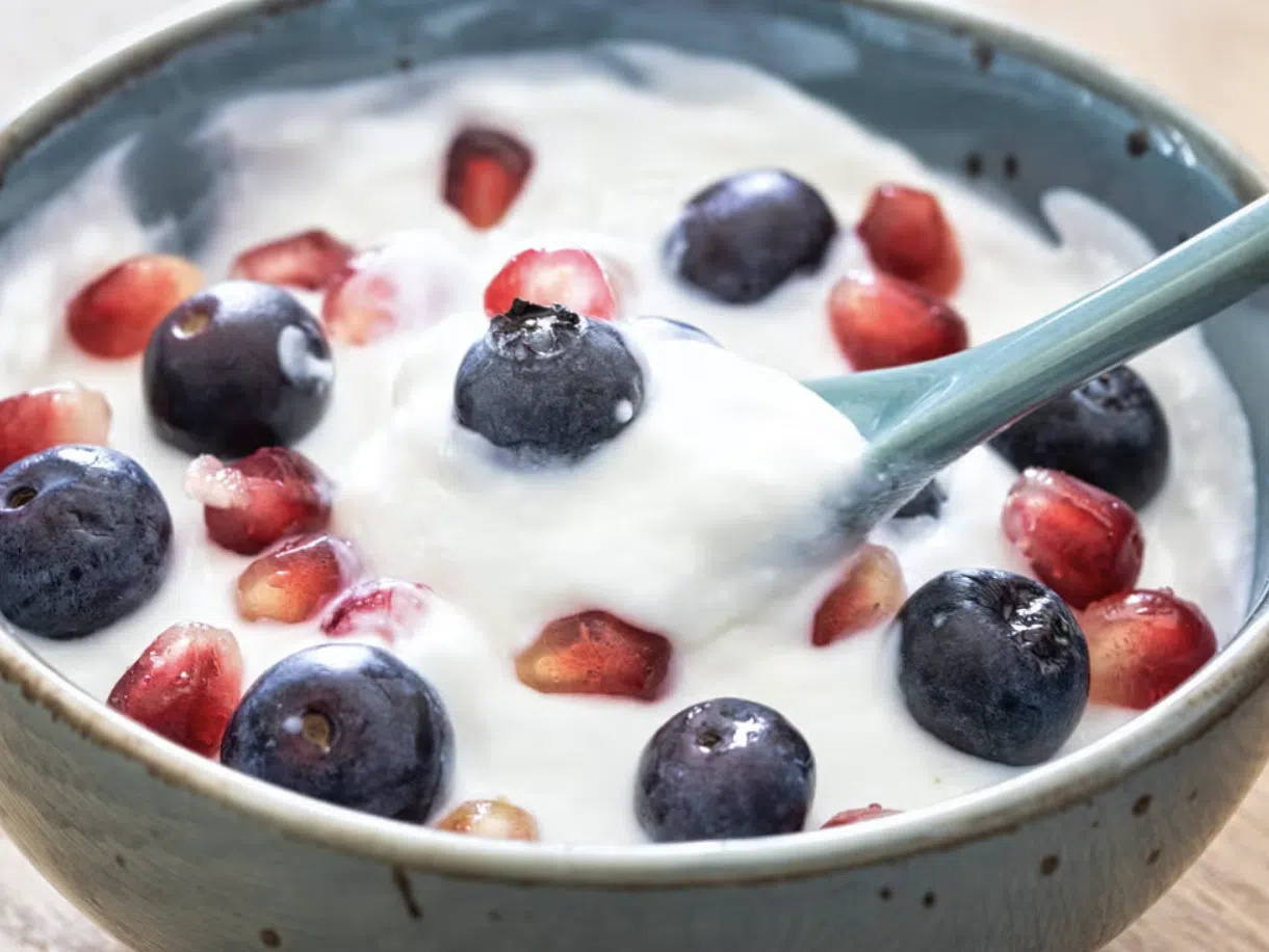Kom met yoghurt en gemixte bessen.